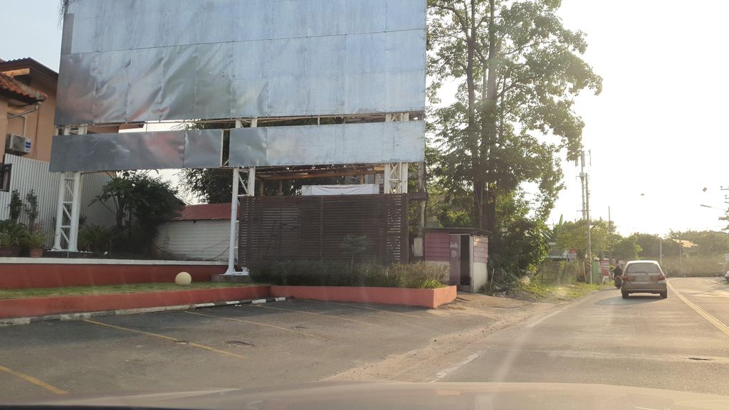 ภาพถนนตรงที่ Sheik Fitness ตั้งอยู่ ถ่ายโดย jrcarlsen พ.ศ. 2564 (2021) · A street-level view of where Sheik Fitness stands, by jrcarlsen in 2564 (2021)