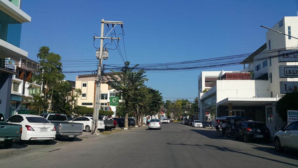 ภาพถนนตรงที่ 65Hairstudio ตั้งอยู่ ถ่ายโดย jrcarlsen พ.ศ. 2560 (2017) · A street-level view of where 65Hairstudio stands, by jrcarlsen in 2560 (2017)