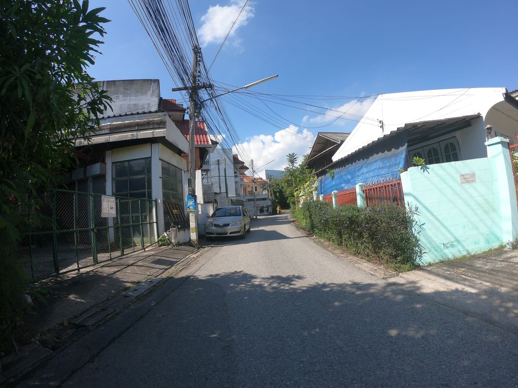 ภาพถนนตรงที่ บ้านไชยวุฒิเครื่องเงิน ตั้งอยู่ ถ่ายโดย chanuwath_grab พ.ศ. 2562 (2019) · A street-level view of where บ้านไชยวุฒิเครื่องเงิน · Ban Chaiwuthi Khrueangngoen stands, by chanuwath_grab in 2562 (2019)