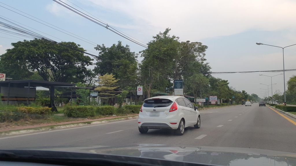 ภาพถนนตรงที่ หม้อแกงใต้ ตั้งอยู่ ถ่ายโดย jrcarlsen พ.ศ. 2565 (2022) · A street-level view of where หม้อแกงใต้ · Mokaengtai stands, by jrcarlsen in 2565 (2022)