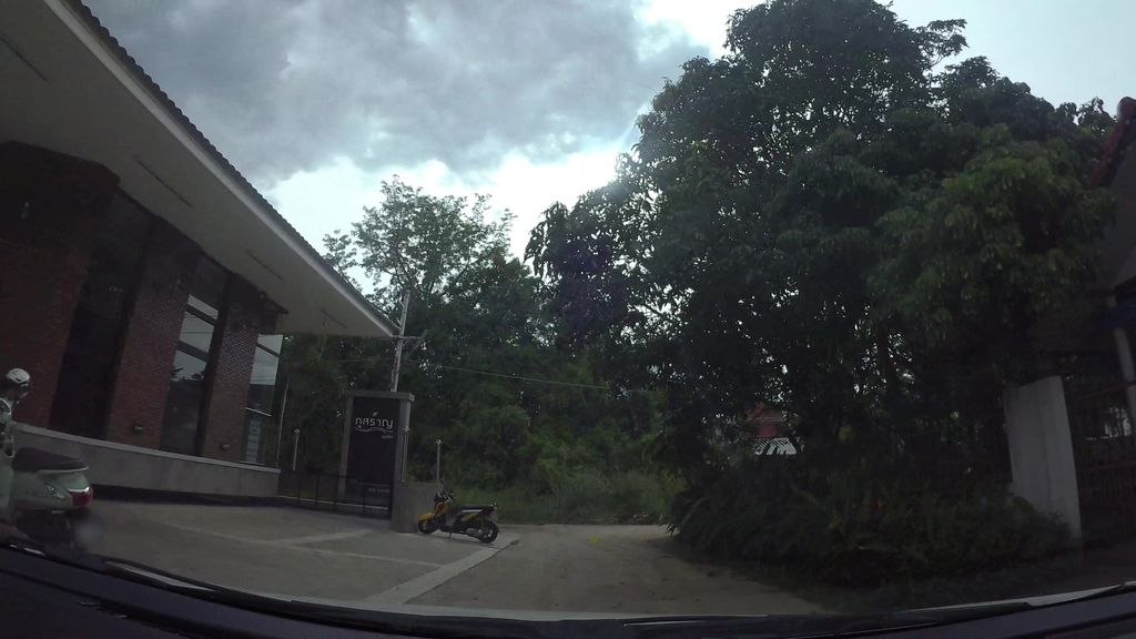 ภาพถนนตรงที่ ภูสราญแมนชั่น ตั้งอยู่ ถ่ายโดย kaart_3 พ.ศ. 2562 (2019) · A street-level view of where ภูสราญแมนชั่น · Phu San Mansion stands, by kaart_3 in 2562 (2019)