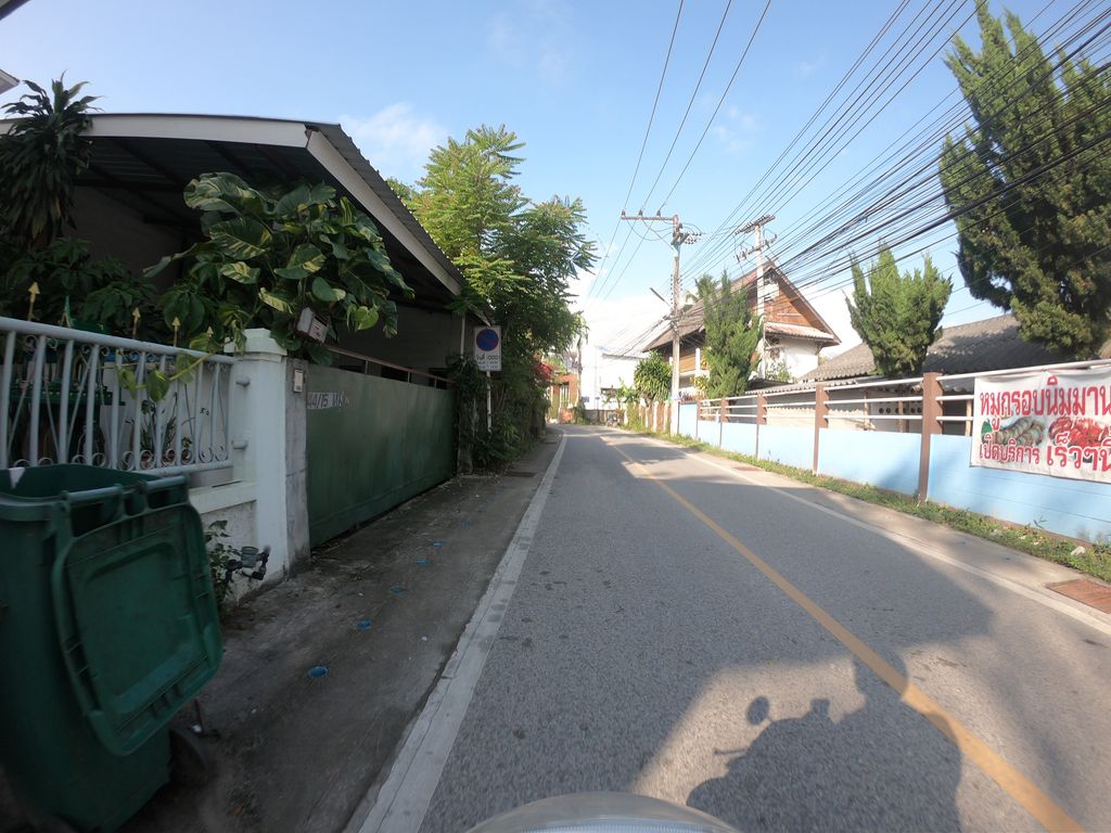 ภาพถนนตรงที่ ร้านนี้โอนะ by เชฟโอ ตั้งอยู่ ถ่ายโดย chanuwath_grab พ.ศ. 2562 (2019) · A street-level view of where ร้านนี้โอนะ by เชฟโอ · Ran Ni O Na By Chepo stands, by chanuwath_grab in 2562 (2019)