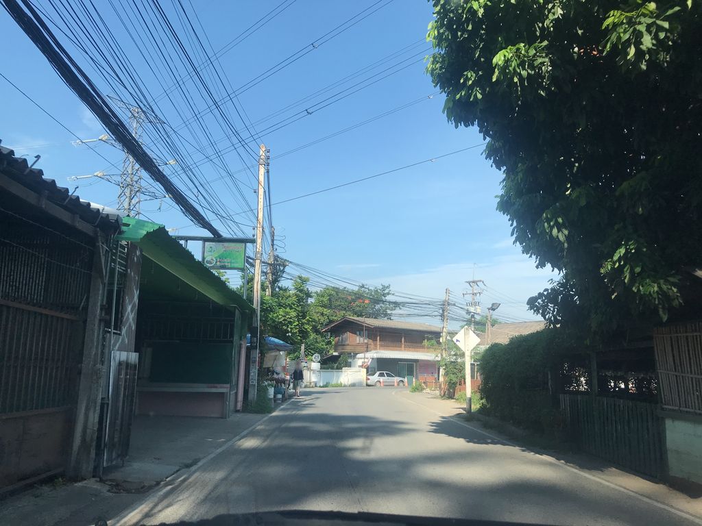 ภาพถนนตรงที่ ผัดไทยธาตุกุด ตั้งอยู่ ถ่ายโดย prasert พ.ศ. 2561 (2018) · A street-level view of where ผัดไทยธาตุกุด · Phatthai That Kut stands, by prasert in 2561 (2018)