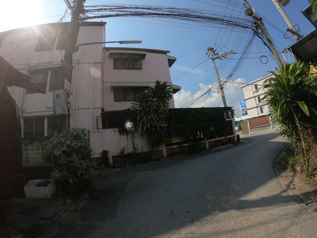 ภาพถนนตรงที่ Lucky Tree Kafe ตั้งอยู่ ถ่ายโดย chanuwath_grab พ.ศ. 2562 (2019) · A street-level view of where Lucky Tree Kafe stands, by chanuwath_grab in 2562 (2019)
