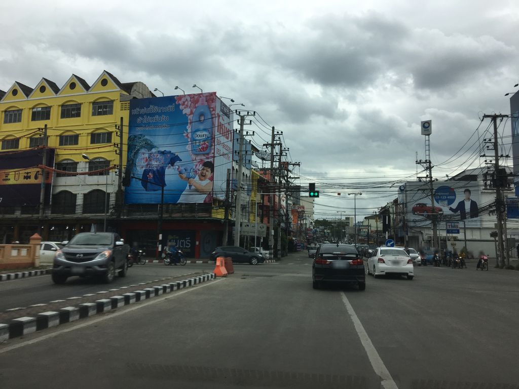 ภาพถนนตรงที่ ทางหลวงแผ่นดินหมายเลข 107 ตั้งอยู่ ถ่ายโดย wapriz พ.ศ. 2561 (2018) · A street-level view of where ทางหลวงแผ่นดินหมายเลข 107 · Thangluang Phaen Dinmailek 107 stands, by wapriz in 2561 (2018)