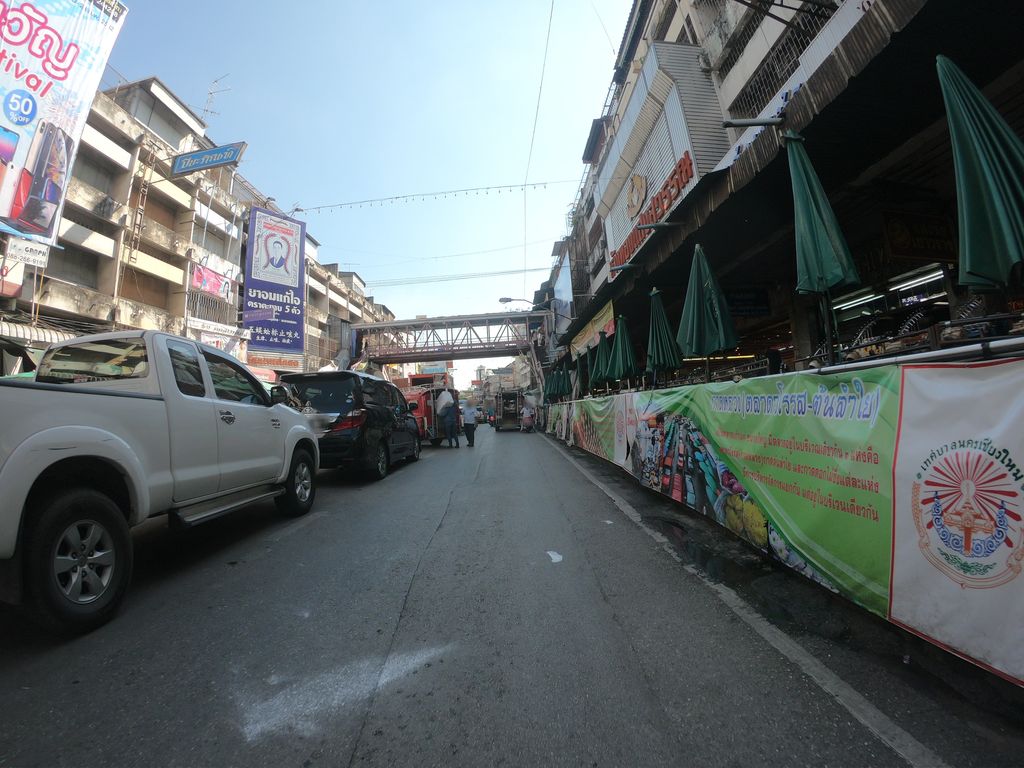 ภาพถนนตรงที่ ห้างทองแสงชัย ตั้งอยู่ ถ่ายโดย chanuwath_grab พ.ศ. 2562 (2019) · A street-level view of where ห้างทองแสงชัย · Hang Thong Saeng Chai stands, by chanuwath_grab in 2562 (2019)