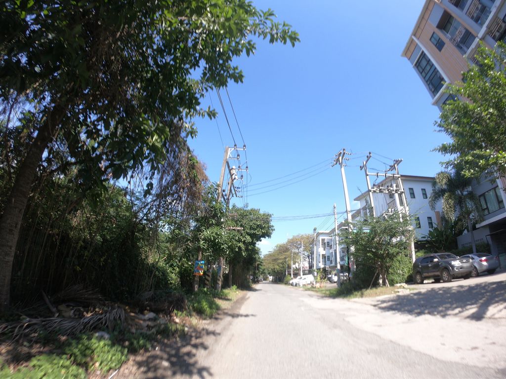 ภาพถนนตรงที่ ทรีบูติค คอนโด ตั้งอยู่ ถ่ายโดย chanuwath_grab พ.ศ. 2562 (2019) · A street-level view of where ทรีบูติค คอนโด · Tree Boutique Condo stands, by chanuwath_grab in 2562 (2019)