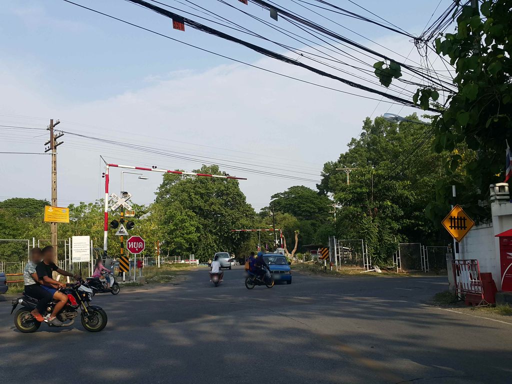 ภาพถนนตรงที่ โจ๊กหมูซอยรถไฟ ตั้งอยู่ ถ่ายโดย jrcarlsen พ.ศ. 2558 (2015) · A street-level view of where โจ๊กหมูซอยรถไฟ · Chokmu Soi Rotfai stands, by jrcarlsen in 2558 (2015)