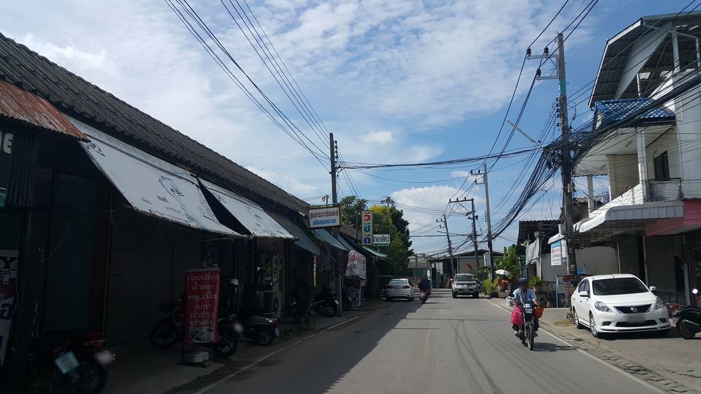 ภาพถนนตรงที่ Sia Fishnoodle ตั้งอยู่ ถ่ายโดย jrcarlsen พ.ศ. 2559 (2016) · A street-level view of where Sia Fishnoodle stands, by jrcarlsen in 2559 (2016)
