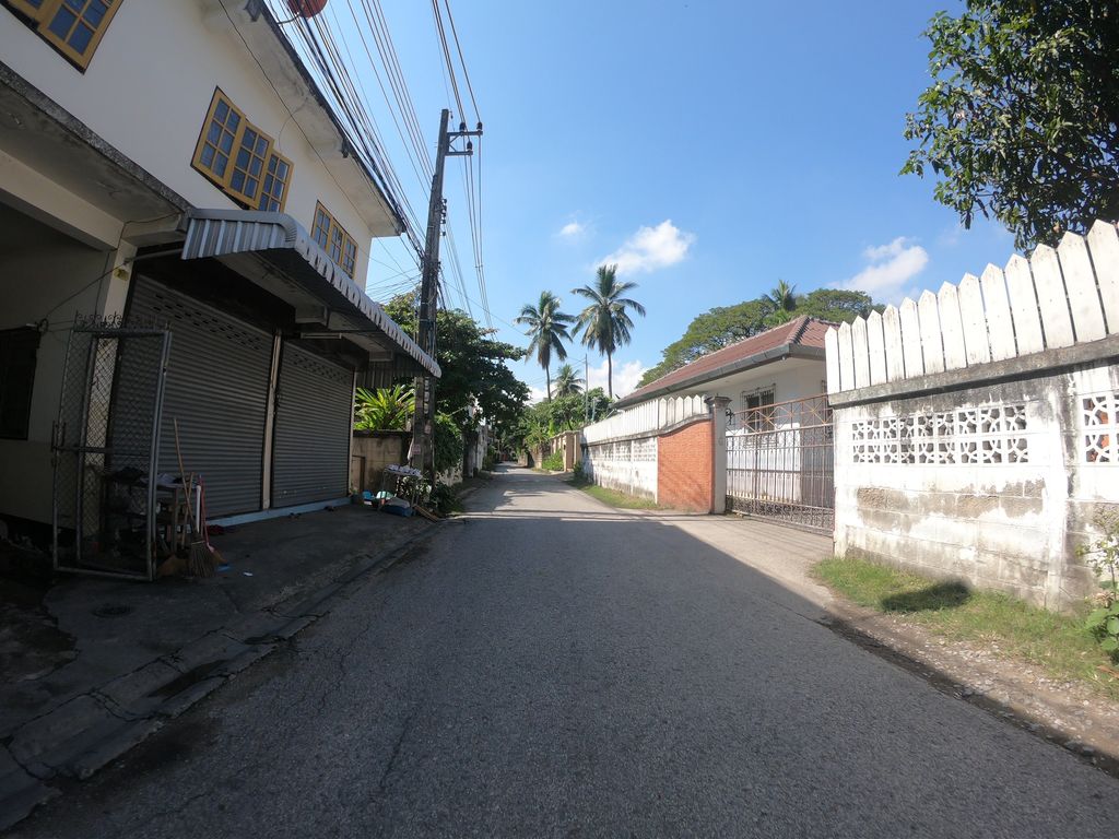 ภาพถนนตรงที่ เมคมียำ ตั้งอยู่ ถ่ายโดย chanuwath_grab พ.ศ. 2562 (2019) · A street-level view of where เมคมียำ · Mekmiyam stands, by chanuwath_grab in 2562 (2019)
