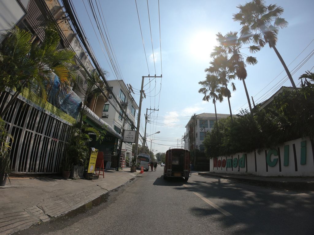 ภาพถนนตรงที่ Long Massage - หลง มาสสาจ ตั้งอยู่ ถ่ายโดย chanuwath_grab พ.ศ. 2562 (2019) · A street-level view of where Long Massage - หลง มาสสาจ stands, by chanuwath_grab in 2562 (2019)