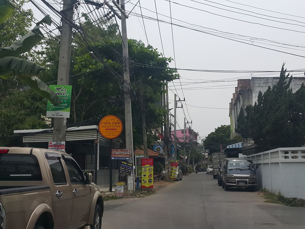 ภาพถนนตรงที่ Mixue สันติธรรม เชียงใหม่ ตั้งอยู่ ถ่ายโดย jrcarlsen พ.ศ. 2559 (2016) · A street-level view of where Mixue สันติธรรม เชียงใหม่ stands, by jrcarlsen in 2559 (2016)