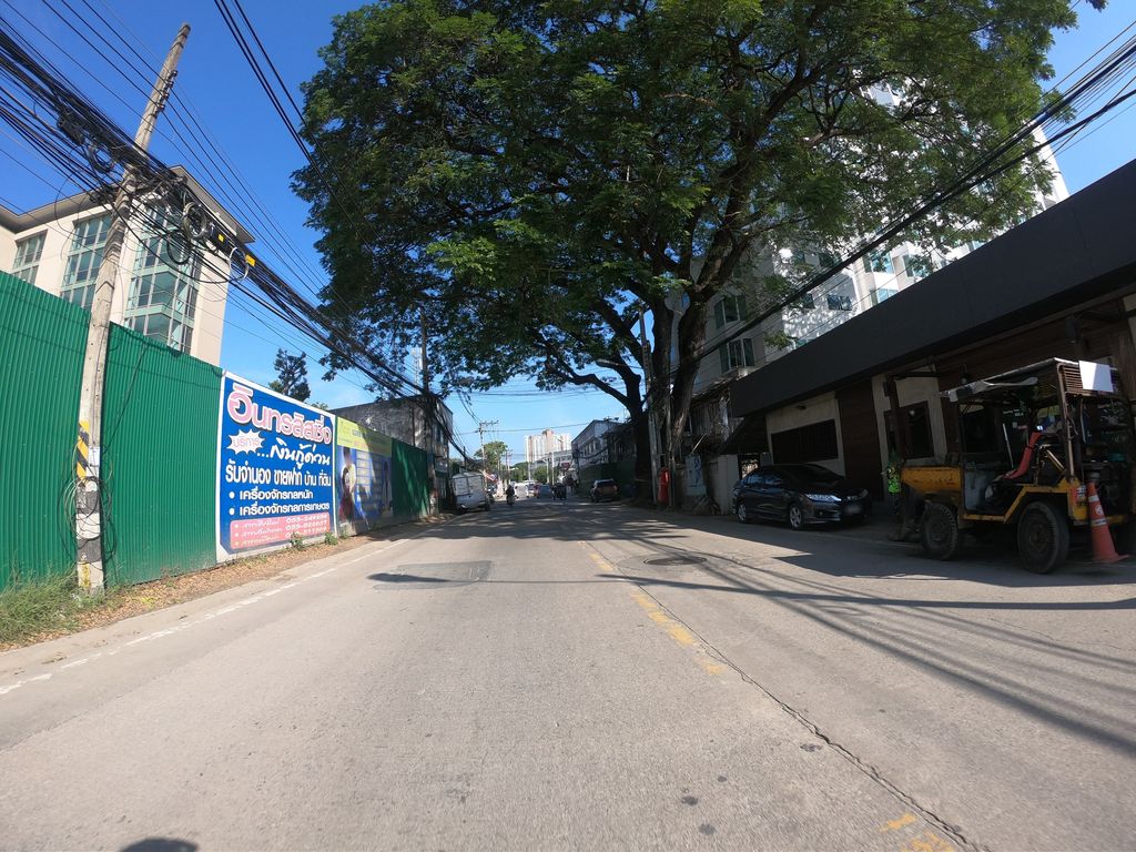 ภาพถนนตรงที่ Coffee Jame ตั้งอยู่ ถ่ายโดย chanuwath_grab พ.ศ. 2562 (2019) · A street-level view of where Coffee Jame stands, by chanuwath_grab in 2562 (2019)