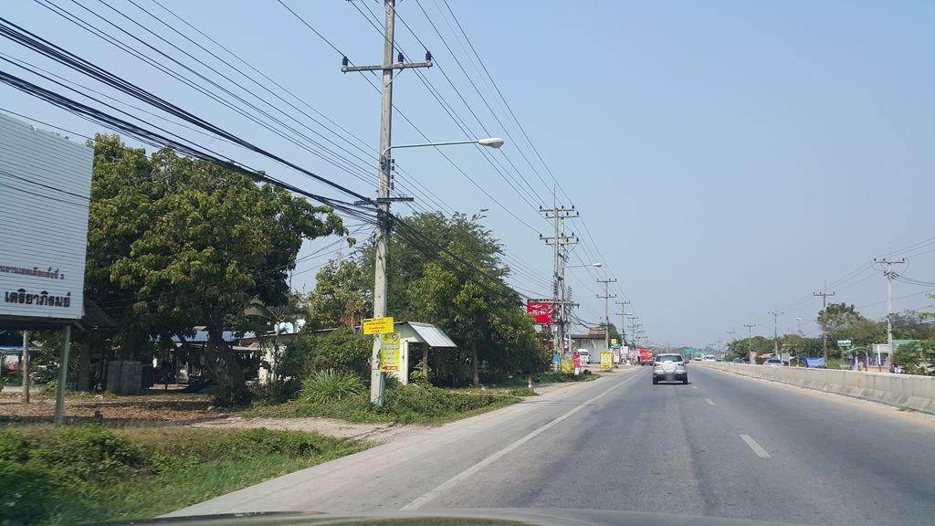 ภาพถนนตรงที่ วาว่ามุก ตั้งอยู่ ถ่ายโดย jrcarlsen พ.ศ. 2560 (2017) · A street-level view of where วาว่ามุก · Waomuk stands, by jrcarlsen in 2560 (2017)