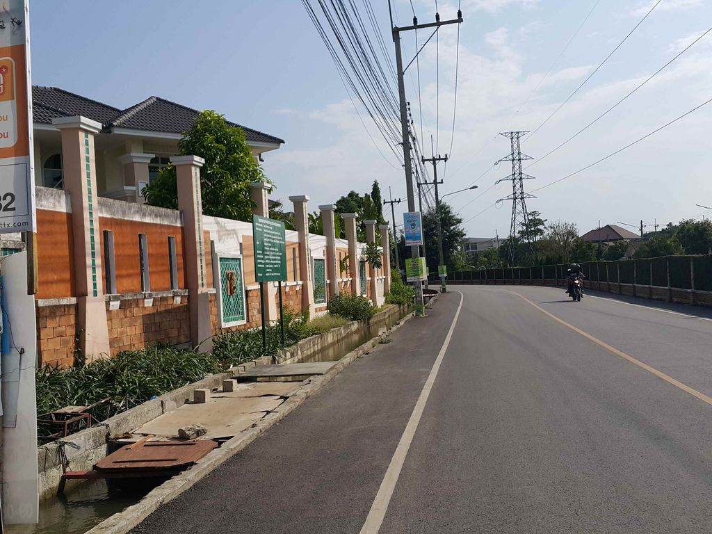 ภาพถนนตรงที่ สำนักงาน นภัส การบัญชี ตั้งอยู่ ถ่ายโดย jrcarlsen พ.ศ. 2558 (2015) · A street-level view of where สำนักงาน นภัส การบัญชี · Samnakngan Naphat Kanbanchi stands, by jrcarlsen in 2558 (2015)