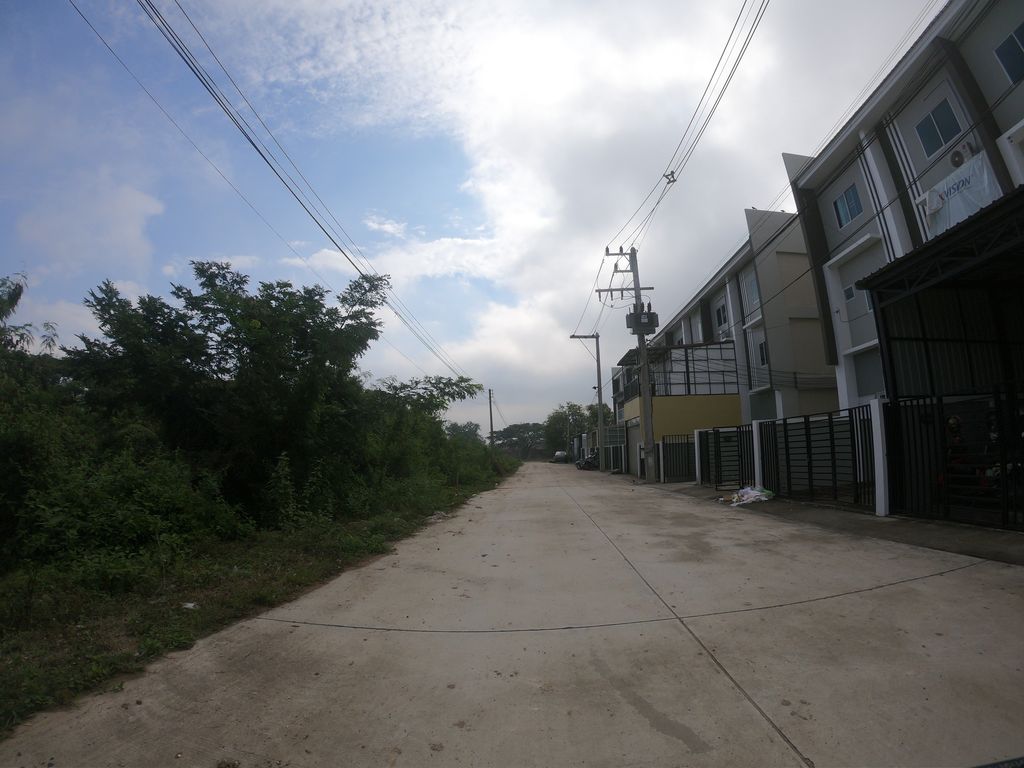 ภาพถนนตรงที่ บ้านรักษ์ตา จักษุคลินิก ตั้งอยู่ ถ่ายโดย chanuwath_grab พ.ศ. 2562 (2019) · A street-level view of where บ้านรักษ์ตา จักษุคลินิก · Ban Rak Ta Chaksukhlinik stands, by chanuwath_grab in 2562 (2019)