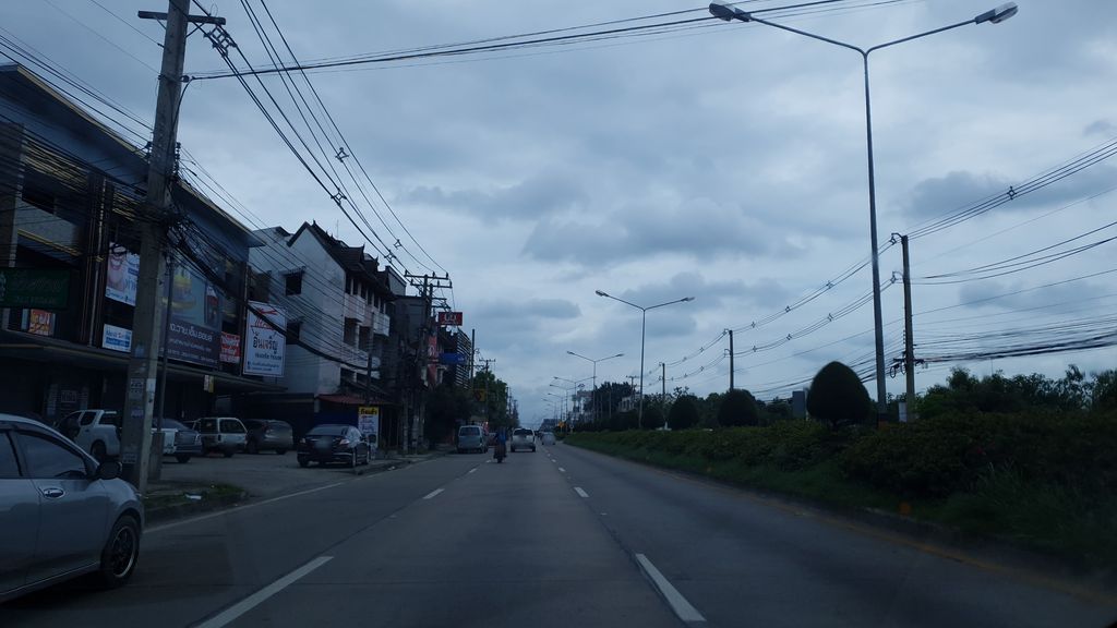 ภาพถนนตรงที่ Angella ตั้งอยู่ ถ่ายโดย silamanee พ.ศ. 2561 (2018) · A street-level view of where Angella stands, by silamanee in 2561 (2018)