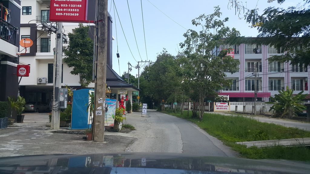 ภาพถนนตรงที่ ภูวิศ เฮ้าส์ ตั้งอยู่ ถ่ายโดย jrcarlsen พ.ศ. 2560 (2017) · A street-level view of where ภูวิศ เฮ้าส์ · Phuwit House stands, by jrcarlsen in 2560 (2017)