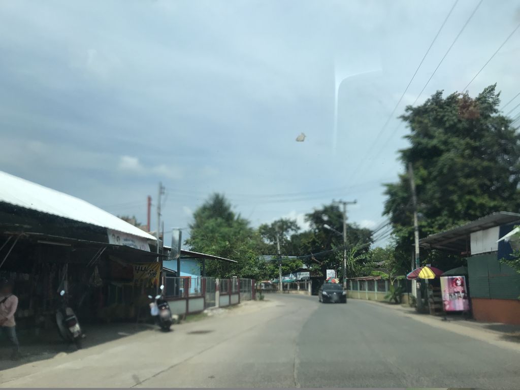 ภาพถนนตรงที่ บี-วอช ล้างรถหยอดเหรียญ 24 ชั่วโมง ตั้งอยู่ ถ่ายโดย prasert พ.ศ. 2561 (2018) · A street-level view of where บี-วอช ล้างรถหยอดเหรียญ 24 ชั่วโมง · B-Wash Langrot Yotrian 24 Chuamong stands, by prasert in 2561 (2018)