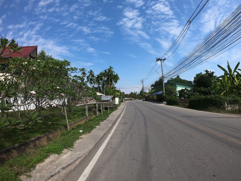 ภาพถนนตรงที่ เทศบาลตำบลเมืองเล็น ตั้งอยู่ ถ่ายโดย chanuwath_grab พ.ศ. 2562 (2019) · A street-level view of where เทศบาลตำบลเมืองเล็น · Tambon Mueang Len Municipality stands, by chanuwath_grab in 2562 (2019)