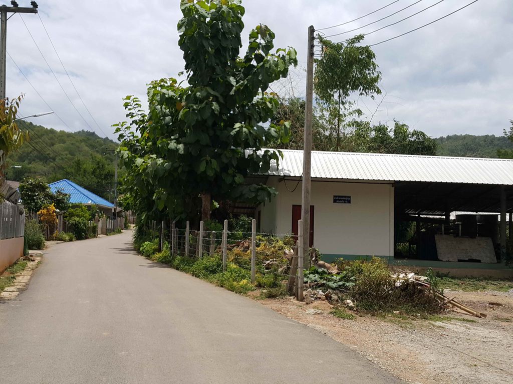 ภาพถนนตรงที่ ร้านสเต็กเต็มคำ สาขา 3 ตั้งอยู่ ถ่ายโดย jrcarlsen พ.ศ. 2558 (2015) · A street-level view of where ร้านสเต็กเต็มคำ สาขา 3 · Ran Steak Tem Kham Sakha 3 stands, by jrcarlsen in 2558 (2015)