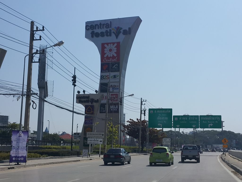 ภาพถนนตรงที่ B2S at Central Chiang Mai ตั้งอยู่ ถ่ายโดย jrcarlsen พ.ศ. 2559 (2016) · A street-level view of where B2S at Central Chiang Mai stands, by jrcarlsen in 2559 (2016)