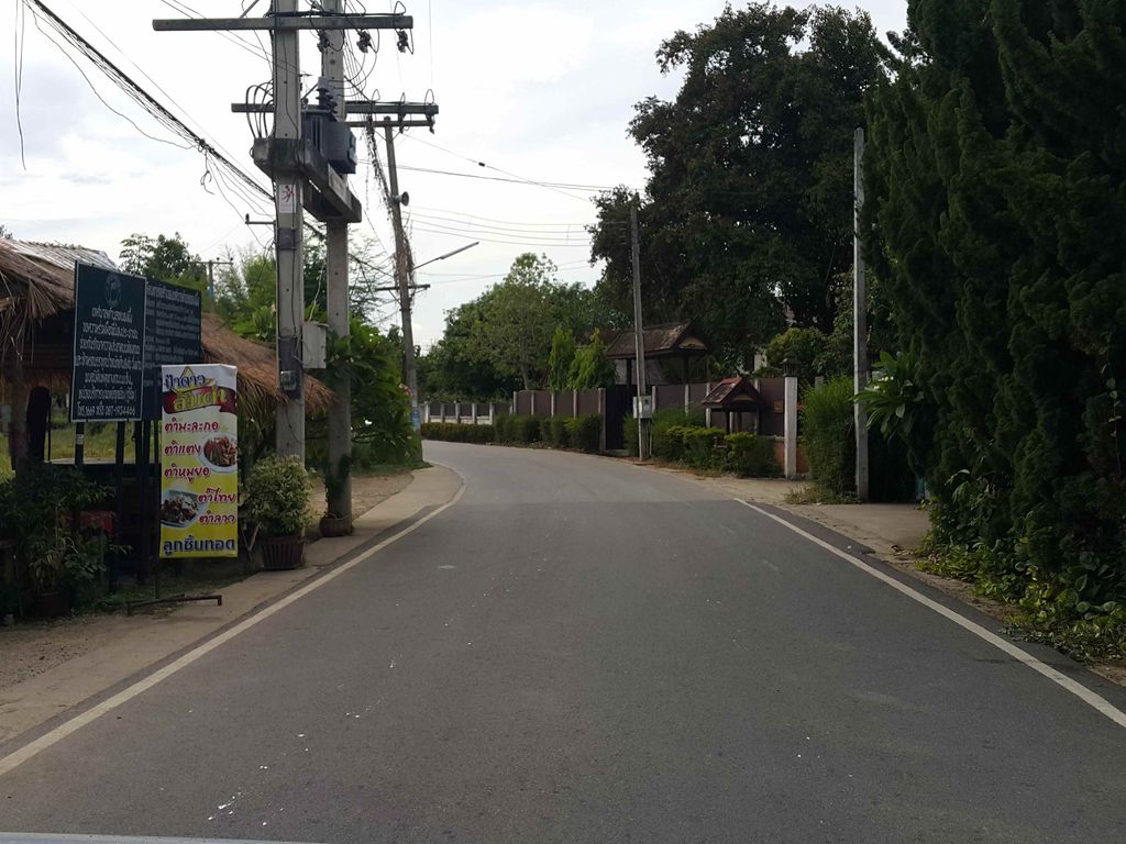 ภาพถนนตรงที่ บ้านรมณ์ดี ตั้งอยู่ ถ่ายโดย jrcarlsen พ.ศ. 2558 (2015) · A street-level view of where บ้านรมณ์ดี · Ban Romdi stands, by jrcarlsen in 2558 (2015)