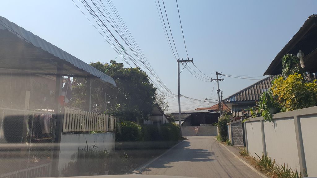 ภาพถนนตรงที่ บุญมาการดนตรี รับทำเครื่องดนตรีพื้นเมืองและดนตรีไทย ตั้งอยู่ ถ่ายโดย jrcarlsen พ.ศ. 2566 (2023) · A street-level view of where บุญมาการดนตรี รับทำเครื่องดนตรีพื้นเมืองและดนตรีไทย · Bun Ma Kandontri Raptham Khrueangdontri Phuenmueang Lae Dontrithai stands, by jrcarlsen in 2566 (2023)