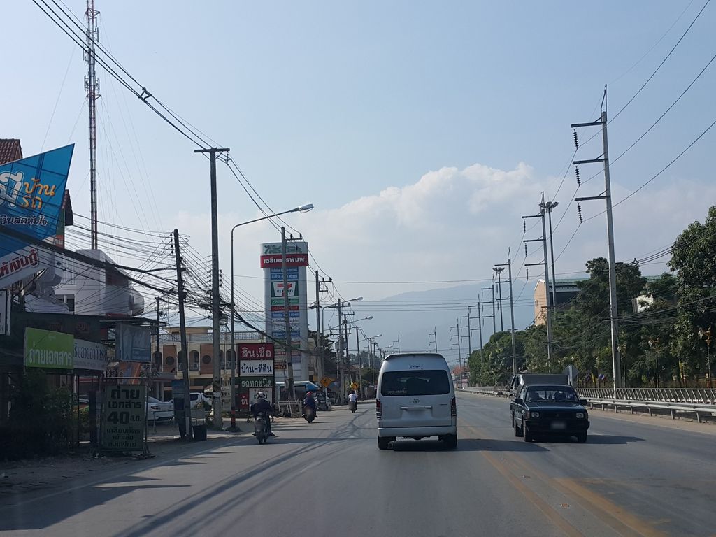 ภาพถนนตรงที่ สถานธนานุบาลเทศบาล ตำบลจอมทอง ตั้งอยู่ ถ่ายโดย jrcarlsen พ.ศ. 2558 (2015) · A street-level view of where สถานธนานุบาลเทศบาล ตำบลจอมทอง · Sathanthananuban Thetsaban Tambon Chom Thong stands, by jrcarlsen in 2558 (2015)