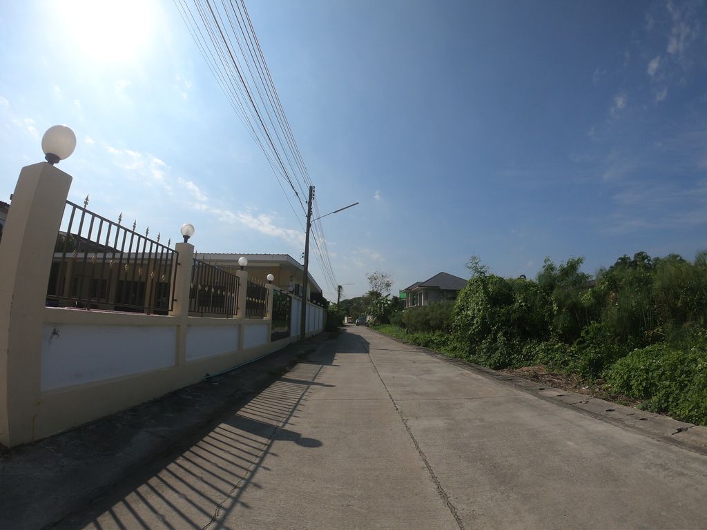 ภาพถนนตรงที่ มูลนิธิ อัลฟารูค ตั้งอยู่ ถ่ายโดย chanuwath_grab พ.ศ. 2562 (2019) · A street-level view of where มูลนิธิ อัลฟารูค · Munnithi Anfaruk stands, by chanuwath_grab in 2562 (2019)