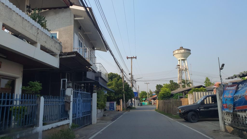 ภาพถนนตรงที่ ร้านฉวีวรรณ ตั้งอยู่ ถ่ายโดย jrcarlsen พ.ศ. 2565 (2022) · A street-level view of where ร้านฉวีวรรณ · Ran Chawi Wan stands, by jrcarlsen in 2565 (2022)