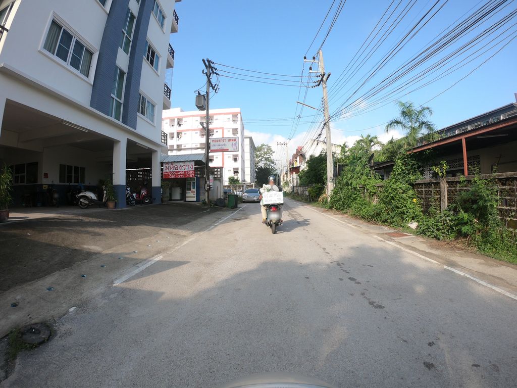 ภาพถนนตรงที่ หอพัก ทองธาราเพลส ตั้งอยู่ ถ่ายโดย chanuwath_grab พ.ศ. 2562 (2019) · A street-level view of where หอพัก ทองธาราเพลส · Thong Thara Place Dormitory stands, by chanuwath_grab in 2562 (2019)
