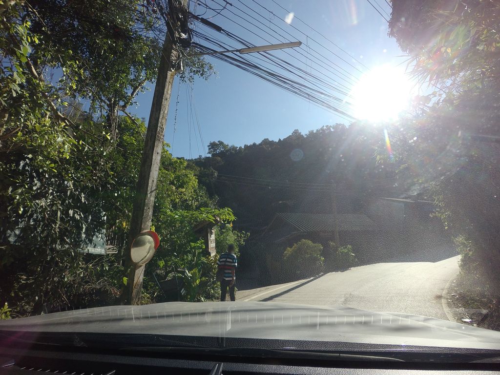 ภาพถนนตรงที่ เฮือนอุ้ย ที่พักแม่กำปอง ตั้งอยู่ ถ่ายโดย mishari พ.ศ. 2563 (2020) · A street-level view of where เฮือนอุ้ย ที่พักแม่กำปอง · Hueanui Thi Phak Mae Kam Pong stands, by mishari in 2563 (2020)