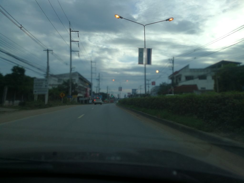 ภาพถนนตรงที่ ลดากุลข้าวมันไก่ ตั้งอยู่ ถ่ายโดย chanon พ.ศ. 2561 (2018) · A street-level view of where ลดากุลข้าวมันไก่ · Lada Kun Khao Man Kai stands, by chanon in 2561 (2018)