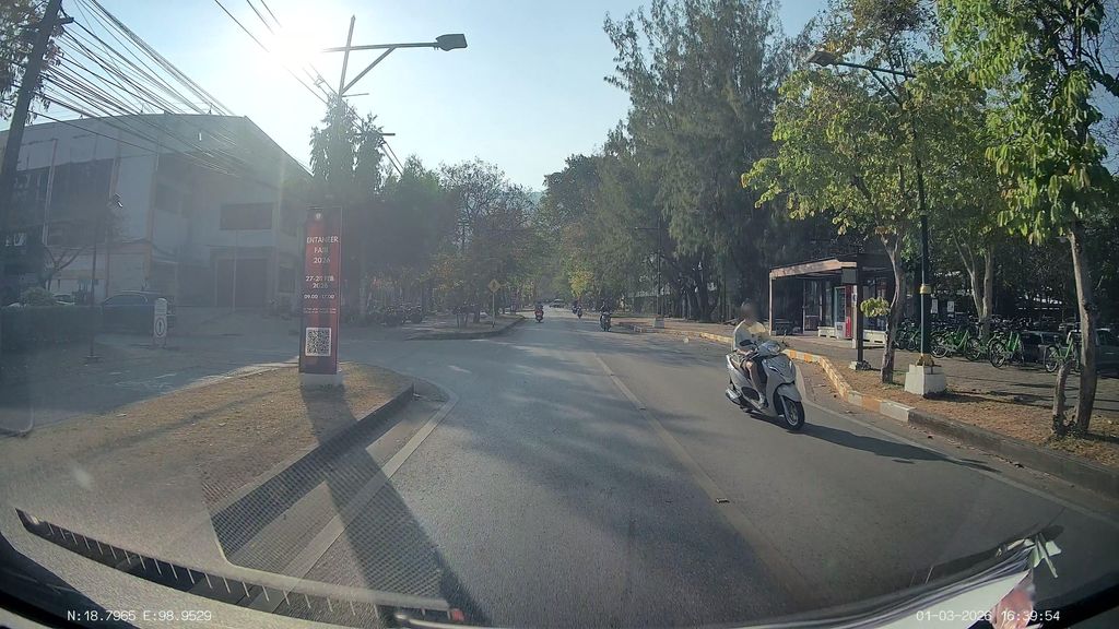 ภาพถนนตรงที่ อาคารเครื่องกล 1 ตั้งอยู่ ถ่ายโดย ThailandCambodia พ.ศ. 2569 (2026) · A street-level view of where อาคารเครื่องกล 1 · Akhan Khrueang Kon 1 stands, by ThailandCambodia in 2569 (2026)