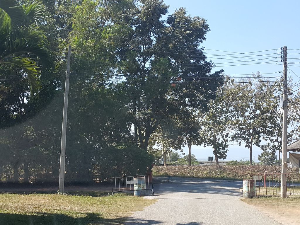 ภาพถนนตรงที่ Bodhissara Estates ตั้งอยู่ ถ่ายโดย jrcarlsen พ.ศ. 2558 (2015) · A street-level view of where Bodhissara Estates stands, by jrcarlsen in 2558 (2015)