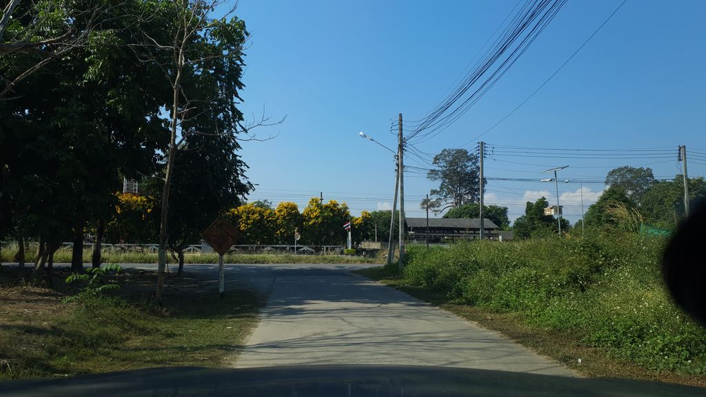 ภาพถนนตรงที่ หมูกลัดมันส์ ตั้งอยู่ ถ่ายโดย jrcarlsen พ.ศ. 2562 (2019) · A street-level view of where หมูกลัดมันส์ · Muklatman stands, by jrcarlsen in 2562 (2019)