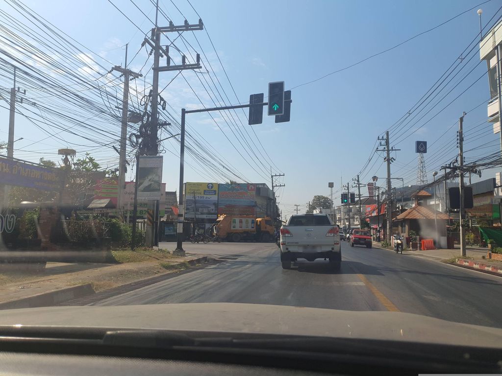 ภาพถนนตรงที่ ราชา บะหมี่เกี๊ยวปูหมูแดงอบน้ำผึ้ง ตั้งอยู่ ถ่ายโดย jrcarlsen พ.ศ. 2567 (2024) · A street-level view of where ราชา บะหมี่เกี๊ยวปูหมูแดงอบน้ำผึ้ง · Racha Bamikiao Pu Mudaeng Op Nam Phueng stands, by jrcarlsen in 2567 (2024)