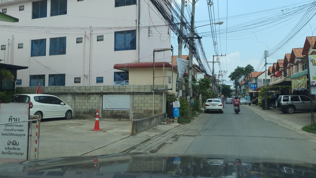 ภาพถนนตรงที่ V Salon Chiang mai ตั้งอยู่ ถ่ายโดย jrcarlsen พ.ศ. 2564 (2021) · A street-level view of where V Salon Chiang mai stands, by jrcarlsen in 2564 (2021)