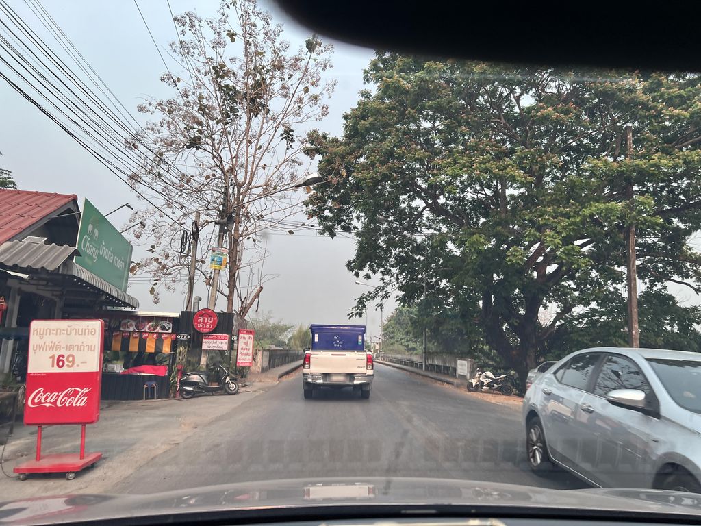ภาพถนนตรงที่ หมูกระทะบ้านท่อ ตั้งอยู่ ถ่ายโดย lin_wang พ.ศ. 2567 (2024) · A street-level view of where หมูกระทะบ้านท่อ · Mukratha Ban Tho stands, by lin_wang in 2567 (2024)