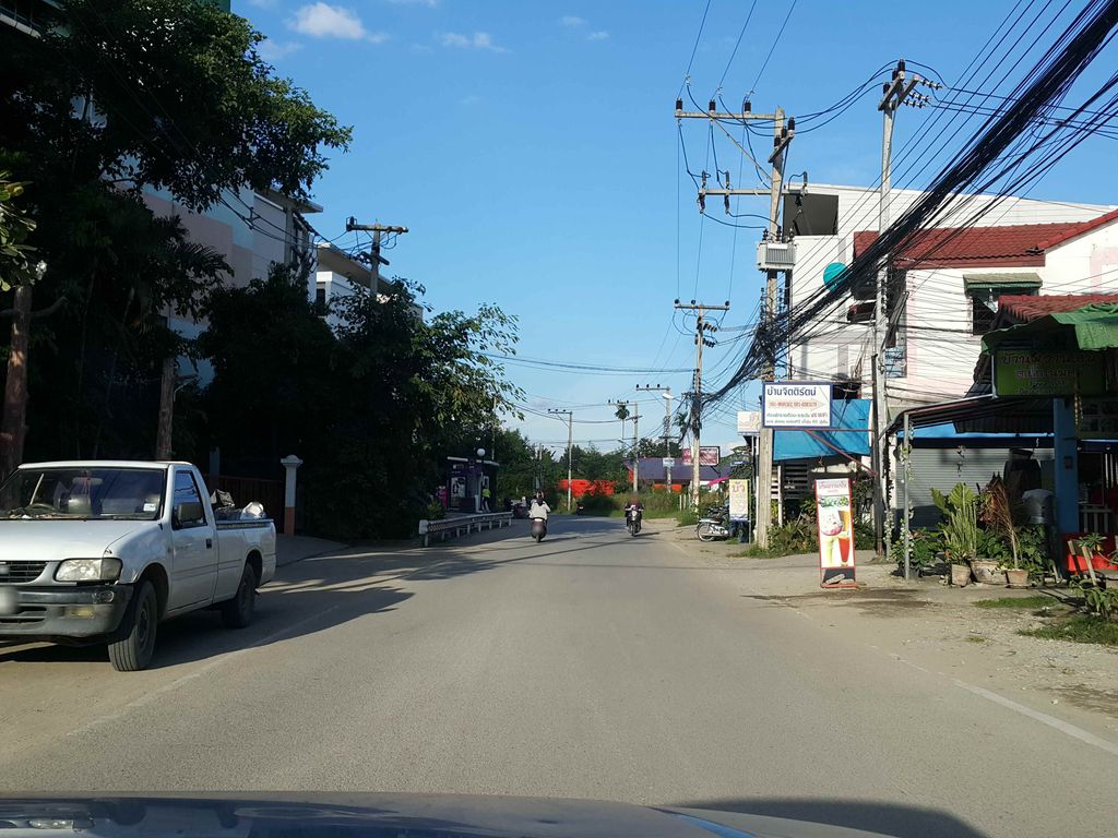 ภาพถนนตรงที่ Khuang Hair Studio ตั้งอยู่ ถ่ายโดย jrcarlsen พ.ศ. 2558 (2015) · A street-level view of where Khuang Hair Studio stands, by jrcarlsen in 2558 (2015)