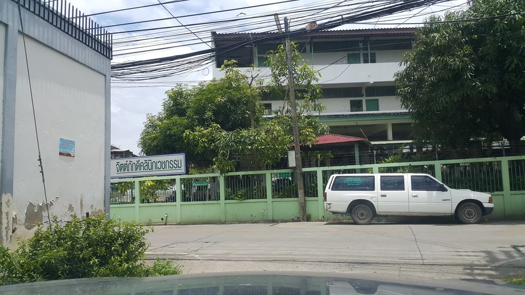 ภาพถนนตรงที่ มัสยิดอัตตักวา ตั้งอยู่ ถ่ายโดย jrcarlsen พ.ศ. 2560 (2017) · A street-level view of where มัสยิดอัตตักวา · At Tak Wa Mosque stands, by jrcarlsen in 2560 (2017)