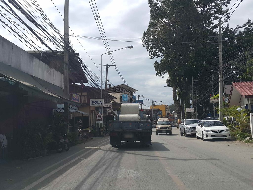 ภาพถนนตรงที่ สมุทรสาครเย็นตาโฟ ตั้งอยู่ ถ่ายโดย jrcarlsen พ.ศ. 2558 (2015) · A street-level view of where สมุทรสาครเย็นตาโฟ · Samusasak Yentafo stands, by jrcarlsen in 2558 (2015)
