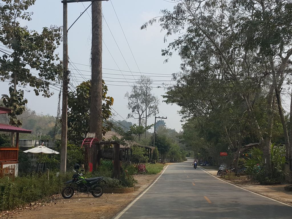 ภาพถนนตรงที่ Jin's ตั้งอยู่ ถ่ายโดย jrcarlsen พ.ศ. 2559 (2016) · A street-level view of where Jin's stands, by jrcarlsen in 2559 (2016)