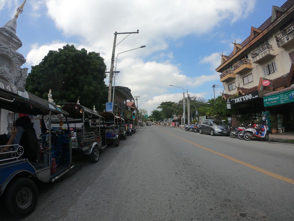 ภาพถนนตรงที่ WinTattoo Studio ตั้งอยู่ ถ่ายโดย chanuwath_grab พ.ศ. 2562 (2019) · A street-level view of where WinTattoo Studio stands, by chanuwath_grab in 2562 (2019)