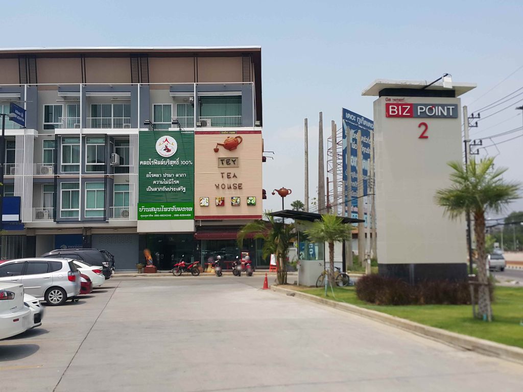 ภาพถนนตรงที่ Bomi Clinic โบมี คลินิกเวชกรรม ศัลยกรรม เชียงใหม่ ตั้งอยู่ ถ่ายโดย jrcarlsen พ.ศ. 2558 (2015) · A street-level view of where Bomi Clinic โบมี คลินิกเวชกรรม ศัลยกรรม เชียงใหม่ stands, by jrcarlsen in 2558 (2015)