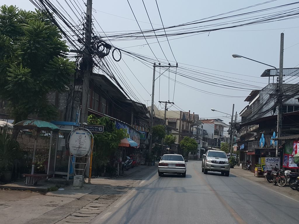 ภาพถนนตรงที่ ป้าไลไส้กรอกบ่อสร้าง ตั้งอยู่ ถ่ายโดย jrcarlsen พ.ศ. 2559 (2016) · A street-level view of where ป้าไลไส้กรอกบ่อสร้าง · Pa Lai Saikarok Bo Sang stands, by jrcarlsen in 2559 (2016)