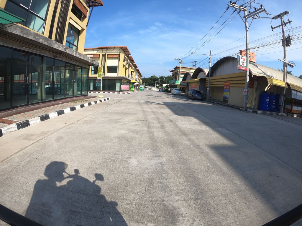 ภาพถนนตรงที่ Sala Kaffae ตั้งอยู่ ถ่ายโดย chanuwath_grab พ.ศ. 2562 (2019) · A street-level view of where Sala Kaffae stands, by chanuwath_grab in 2562 (2019)