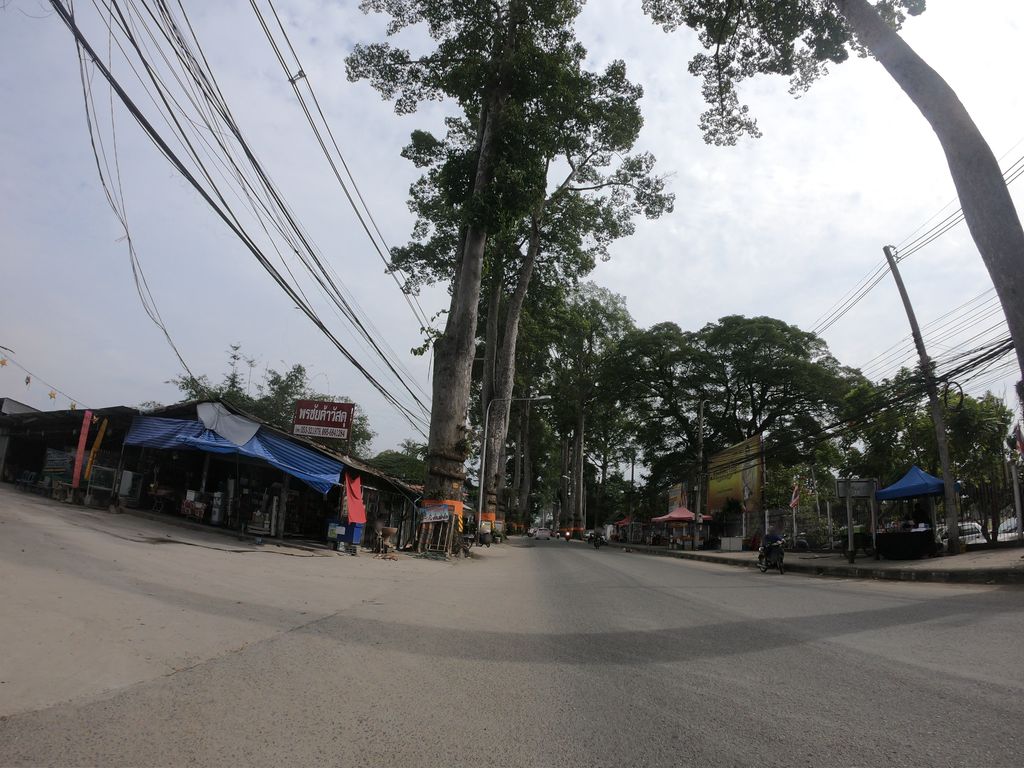 ภาพถนนตรงที่ ทิพย์ท็อป หมูกระทะ บุฟเฟต์ ตั้งอยู่ ถ่ายโดย chanuwath_grab พ.ศ. 2562 (2019) · A street-level view of where ทิพย์ท็อป หมูกระทะ บุฟเฟต์ · Thipthoop Mukratha Buffet stands, by chanuwath_grab in 2562 (2019)