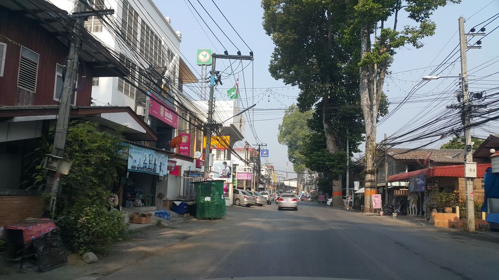 ภาพถนนตรงที่ ก๋วยเตี๋ยวโกเสี่ยง ตั้งอยู่ ถ่ายโดย jrcarlsen พ.ศ. 2562 (2019) · A street-level view of where ก๋วยเตี๋ยวโกเสี่ยง · Kuaitiao Ko Siang stands, by jrcarlsen in 2562 (2019)